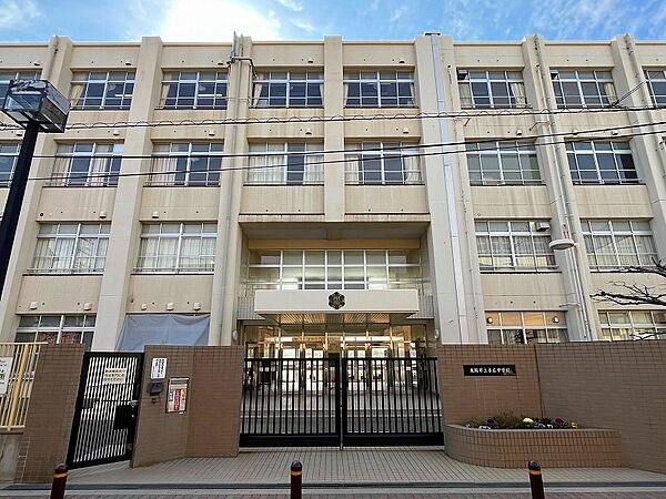 本庄中学校まで約５６０ｍ（徒歩７分）です。