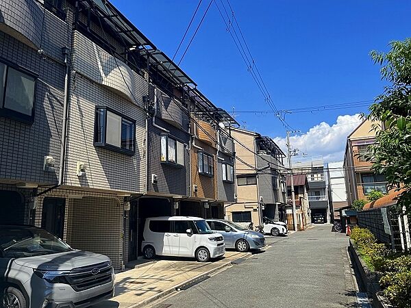 現地を含む前面道路です。