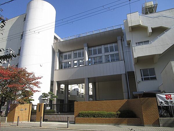 玉津中学校まで約８２０ｍ（徒歩１１分）です。