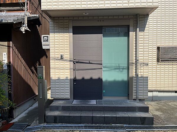 引き戸の玄関扉は使い勝手が大変良好です。
