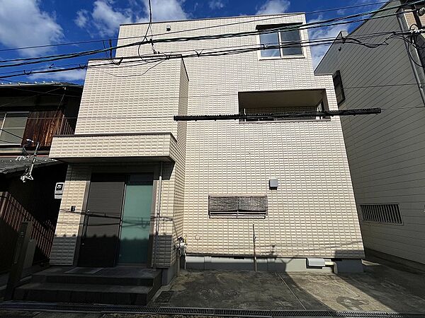 ＪＲ片町線・おおさか東線　鴫野駅まで約２７５ｍ（徒歩４分）、大阪メトロ今里筋線　鴫野駅まで約２８５ｍ（徒歩４分）。土地約２８．６５坪付き。旭化成施工の軽量鉄骨造で、６０年の点検保証付き。