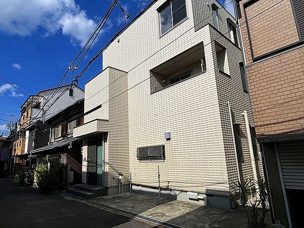 ２０１１年（平成２３年）５月建築の旭化成施工の軽量鉄骨造３階建。建物１２４．７５m2もある広々とした５ＤＫ。設計・建設住宅性能評価書付きで、耐震等級３・省エネ等級４取得の高性能住宅です。