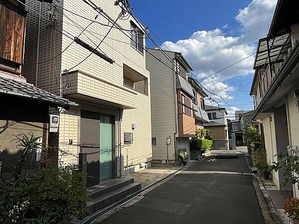 現地を含む前面道路です。