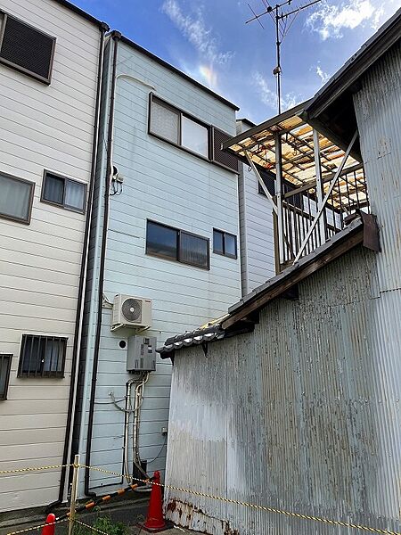 裏側（北側）もスッキリとしています。裏側にも約０．５mの通路があります。※建築基準法上の道路ではありません。