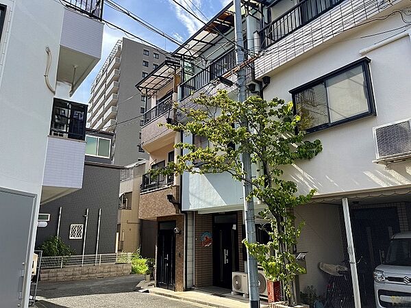 現地を含む前面道路です。前面道路は車の往来が少なく、小さいお子様がおられるご家庭には安心の立地です。