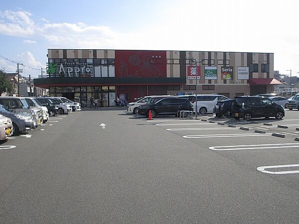 食品館アプロ生野小路店まで約３００ｍ（徒歩４分）です。