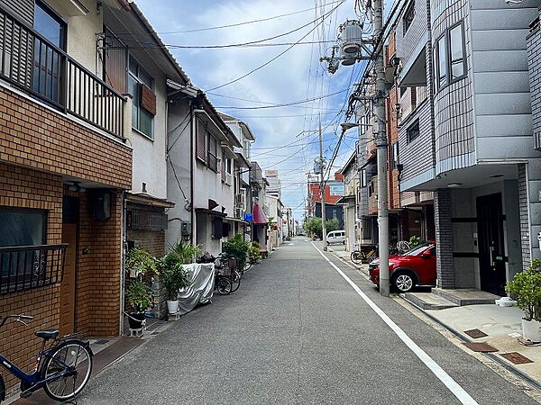 前面道路は広々約５．４mの公道で駐車も楽々です。