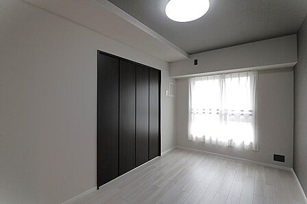 洋室約6帖:タップリ収納が出来るクローゼットが付いています。西側にも窓があり室内明るいです。(フローリング・クロス張替、建具・CL新調、レースカーテン取付等)