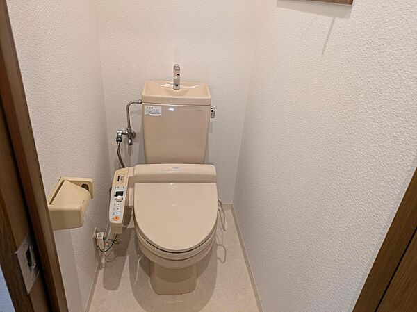温水洗浄便座付きのトイレです。