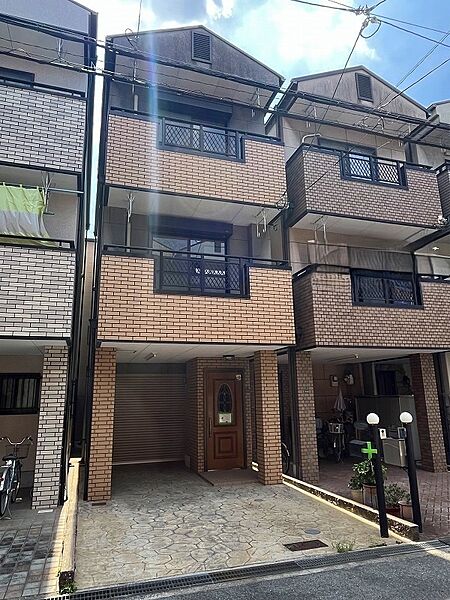 駐車２台可能な大型ガレージです。２００１年（平成１３年）５月建築の鉄骨造３階建。大阪メトロ千日前線　　南巽駅まで約５３０m（徒歩７分）・北巽駅まで約６４０m（徒歩８分）の好立地。