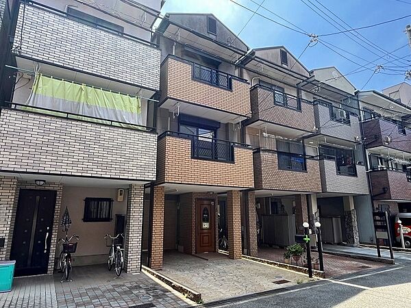 並びの外観です。２００１年（平成１３年）５月建築の鉄骨造３階建。大阪メトロ千日前線　　南巽駅まで約５３０m（徒歩７分）・北巽駅まで約６４０m（徒歩８分）の好立地。