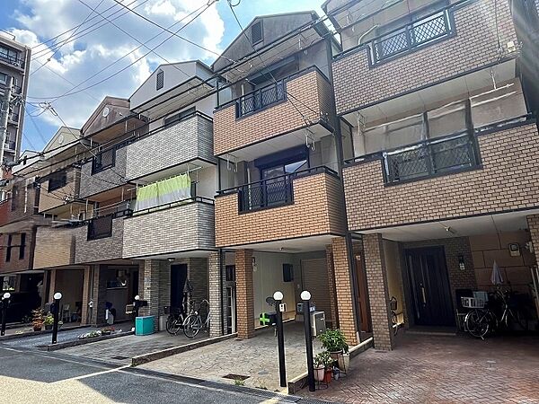 並びの外観です。２００１年（平成１３年）５月建築の鉄骨造３階建。大阪メトロ千日前線　　南巽駅まで約５３０m（徒歩７分）・北巽駅まで約６４０m（徒歩８分）の好立地。