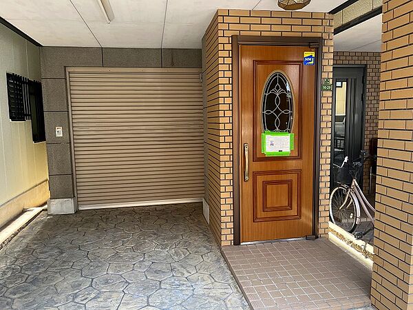 電動シャッター付きの倉庫は駐車場などいろんな使い方が出来ます。