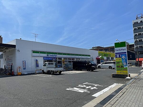 ファミリーマート巽中三丁目店まで約８０m（徒歩１分）です。