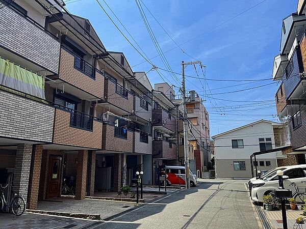 現地を含む前面道路です。前面道路は広々約５mの開発道路で、車庫入れも楽々です。