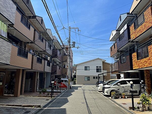 前面道路は広々約５mの開発道路で、車庫入れも楽々です。