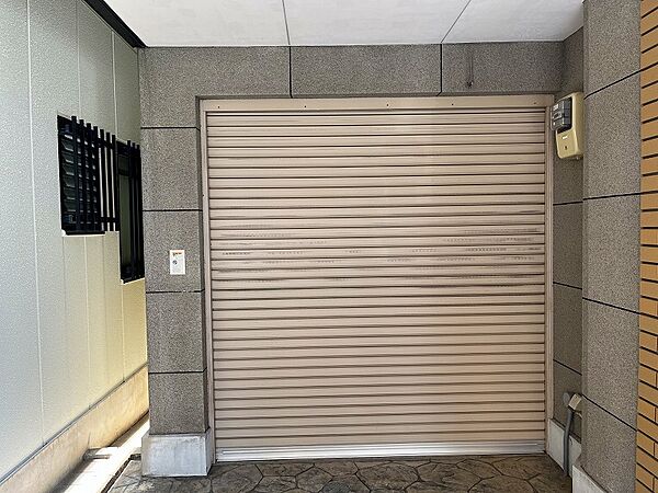 電動シャッター付きの倉庫は駐車場などいろんな使い方が出来ます。