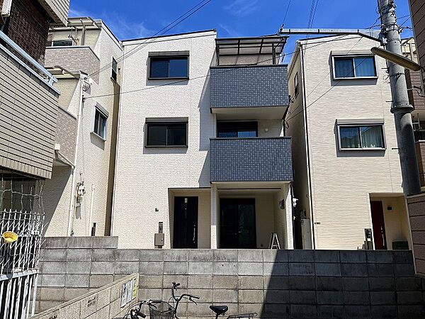 南向きで間口が広く、目の前が道路で抜けていて、陽当り・通風大変良好です。