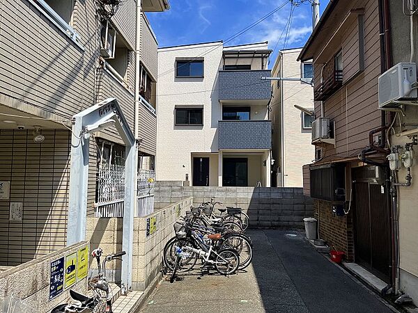 南向きで間口が広く、目の前が道路で抜けていて、陽当り・通風大変良好です。