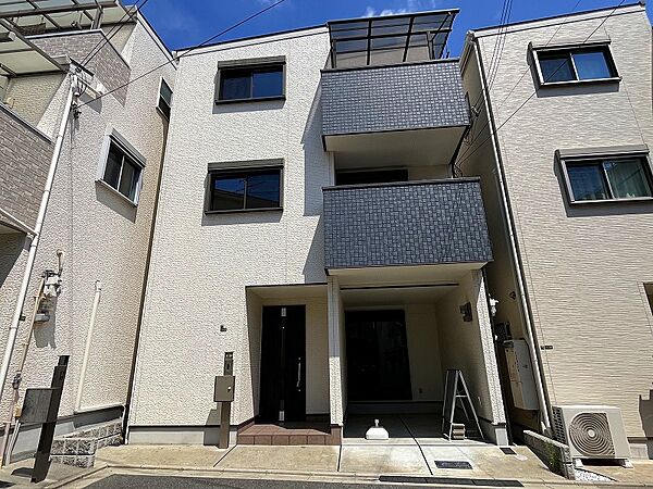 南向きで間口が広く、目の前が道路で抜けていて、陽当り・通風大変良好です。２０１６年（平成２８年）１月建築です。ＪＲ環状線　寺田町駅まで約４３０ｍ（徒歩６分）の好立地です。