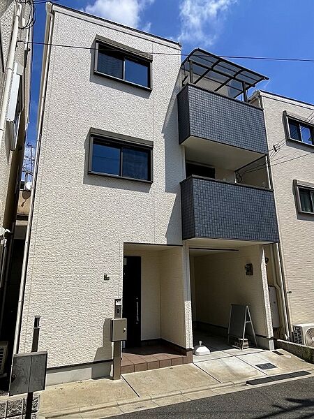 南向きで間口が広く、目の前が道路で抜けていて、陽当り・通風大変良好です。２０１６年（平成２８年）１月建築です。ＪＲ環状線　寺田町駅まで約４３０ｍ（徒歩６分）の好立地です。