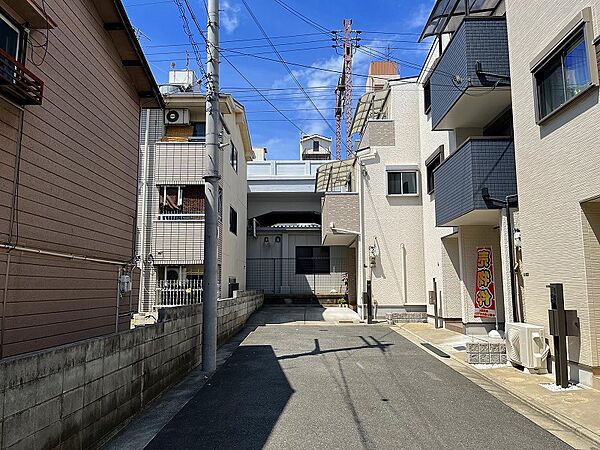 前面道路は幅員約４．７mで広々としています。
