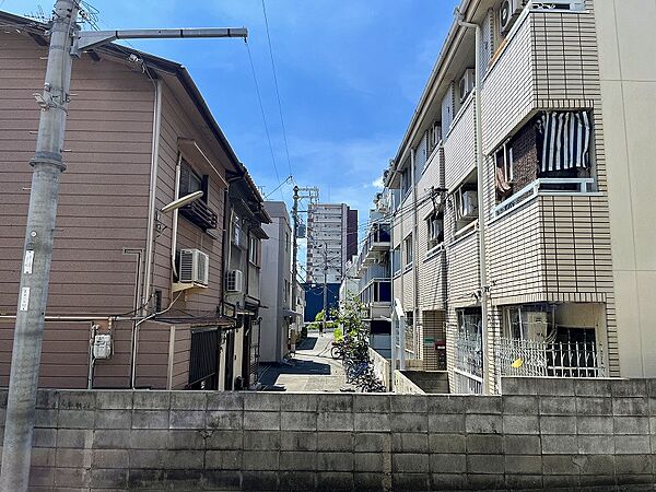 目の前が道路で抜けていて、陽当り・通風大変良好です。