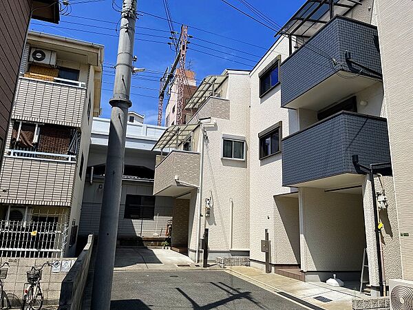 現地を含む前面道路です。前面道路は幅員約４．７mで広々としています。