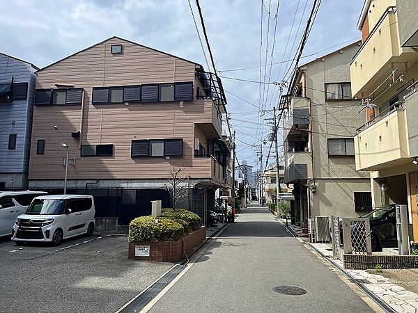 現地を含む前面道路です。