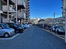駐車場：駐車場：月額１６，５００円〜１８，５００円（空き状況については随時管理事務所でご確認が必要です）。
