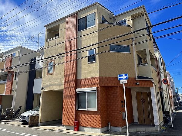 東側の外観　約８ｍ×６ｍ道路の北東角地につき、陽当り・通風大変良好です。２００５年（平成１７年）１２月建築の木造３階建一戸建住宅。