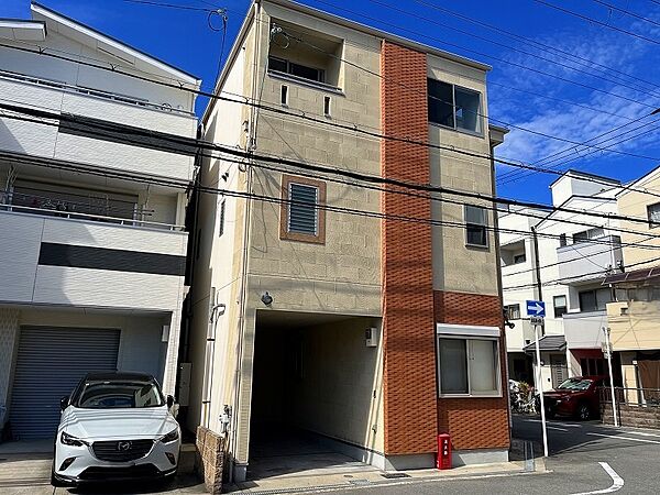 東側の外観　約８ｍ×６ｍ道路の北東角地につき、陽当り・通風大変良好です。２００５年（平成１７年）１２月建築の木造３階建一戸建住宅。