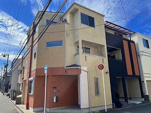 北側の外観　約８ｍ×６ｍ道路の北東角地につき、陽当り・通風大変良好です。２００５年（平成１７年）１２月建築の木造３階建一戸建住宅。