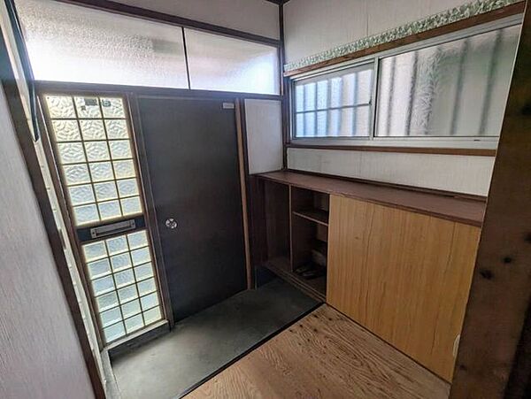 市川市下貝塚2丁目中古売戸建の1F玄関です