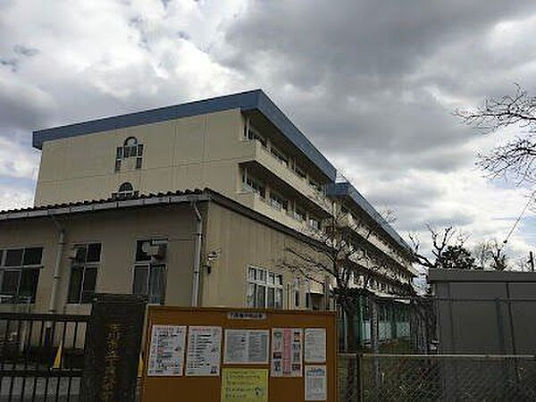 下貝塚中学校 620m
