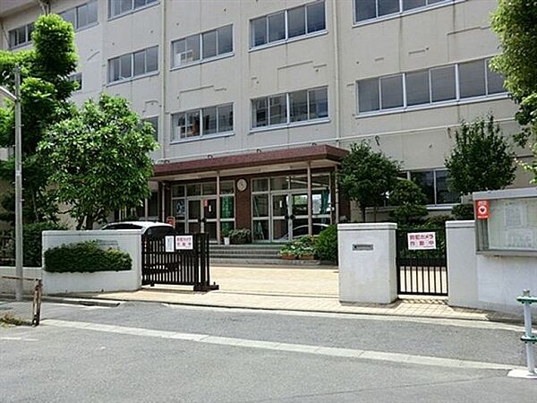 葛飾区立新宿中学校新宿中学校 670m