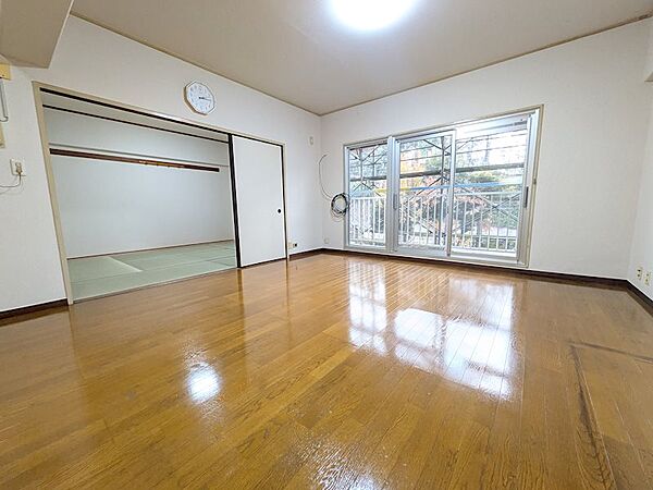 6帖の和室と連結しているリビング