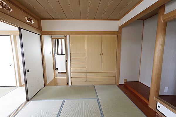 和室中央6帖の収納。本格的な組み込みの和ダンスです。