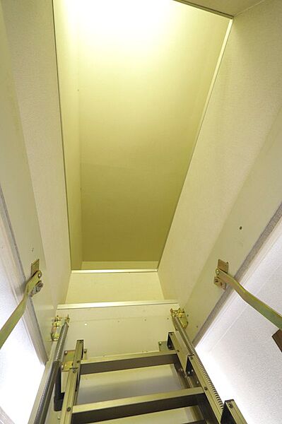 最上階の利点を生かした小屋裏収納があります。