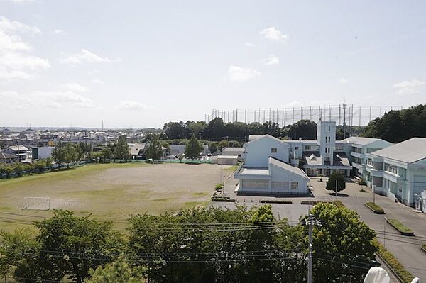お向かいの久保台小学校の全景が見渡せます。
