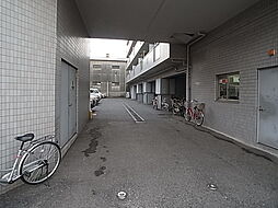 8 / 9