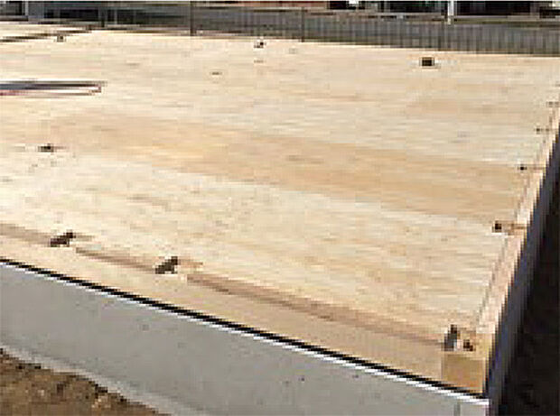床組み（剛床工法）は、根太を設けず床下地合板の厚みを厚くして、直接梁材に留め付ける床組みです。根太工法に比べ地震や台風時に発生する水平力に対して強く、火打ち梁を省く事ができます。