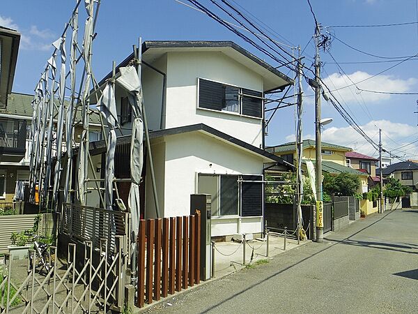 周囲に高い建物がなく明るい現地。道路との高低差もありません。