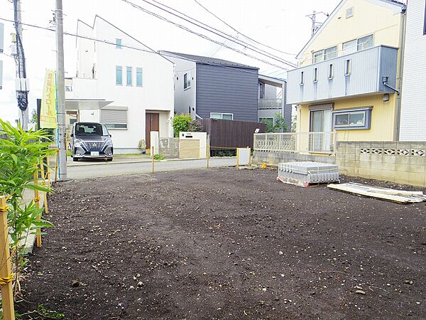 南西道路に面し、周囲に高い建物がないため日当たりに恵まれた現地