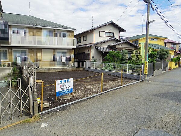 南西道路に面し、周囲に高い建物がないので日当たりに恵まれ開放感のある現地
