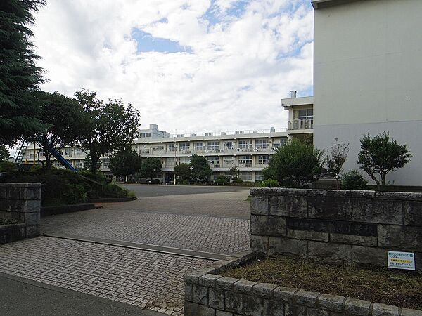 上鶴間小学校（約９５０ｍ）