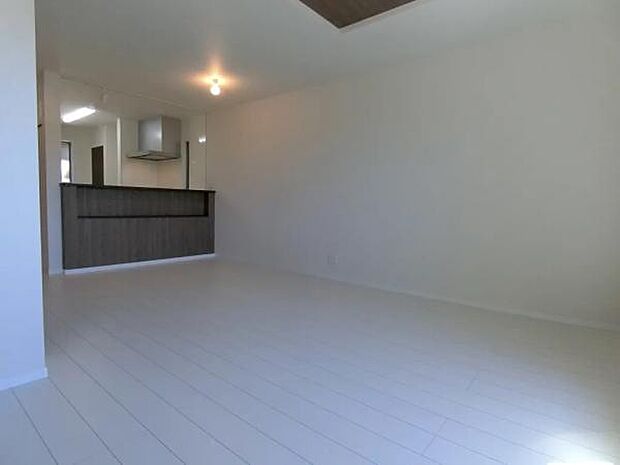 リビング 南向きのため明るい陽射しが射し込みます♪