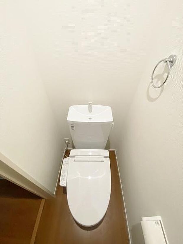 トイレ トイレには快適な温水洗浄便座付き  