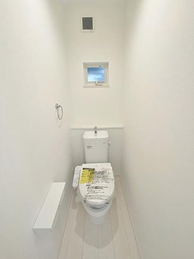 トイレ トイレには快適な温水洗浄便座付き 