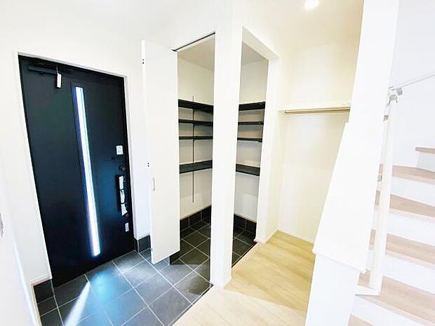 玄関収納 玄関横にシューズボックスがついているので、片付いた玄関がキープできます 